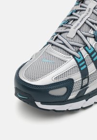 Nike Sportswear P 6000 - Sportcipő - armory navy/metallic silver/flat silver/white/armory navy