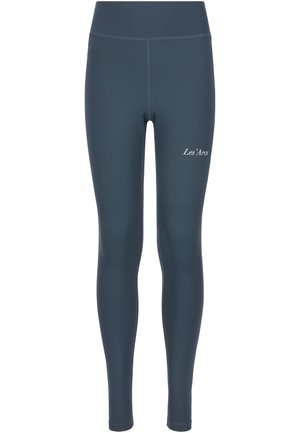 Mørkeblå leggings med høj talje og teksten "Les Arcs" på det øverste venstre lår, med synlige syninger langs sømmene.
