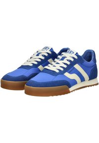Sneaker blu con tomaia in tessuto misto, caratterizzate da pannelli blu chiaro e navy, lacci color crema e una suola in gomma con grip testurizzato.