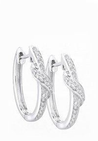 Hõbedased rõngaskõrvarõngad keerutatud disainiga, millel on selgete gemmatite rivi ühel küljel ja siledad poleeritud pinnad.