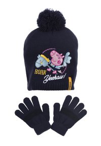 Gorro de punto marino con pompón, con personaje y texto bordados en rosa. Guantes marinos a juego con detalles negros en la muñeca.