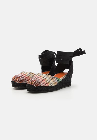 Espadrile cu un superior țesut multicolor, cu accente de paiete, legături la gleznă din material textil negru și o talpă cu wedge înfășurată în iută.
