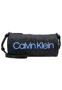 Borsa cilindrica nera con un motivo ripetuto di logo, con la scritta "Calvin Klein" in grassetto blu e una tracolla staccabile.