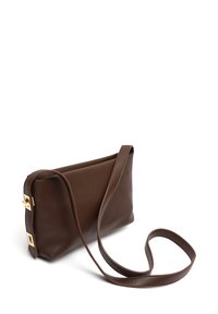 Borsa a spalla in pelle marrone con una forma rettangolare elegante, dotata di una lunga tracolla e dettagli in metallo dorato sui lati.