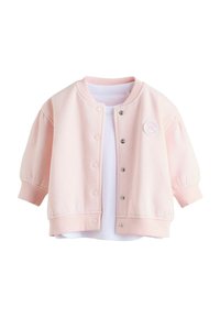 Ružová bomber bunda z bavlnenej zmesi so zapínaním na patentky, rebrovanými manžetami a spodným lemom. Pod ňou je biela tričko s okrúhlym logom.