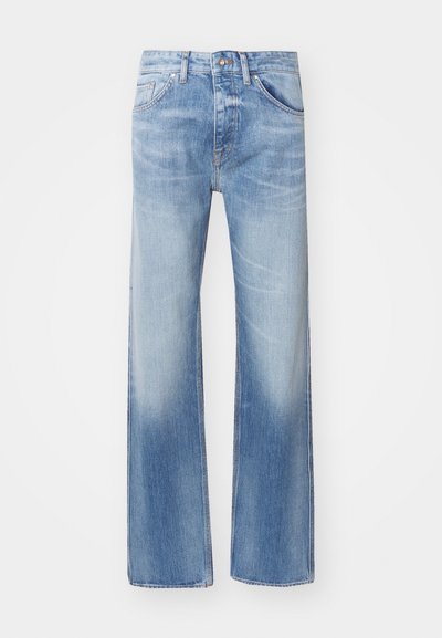 Απαλά μπλε τζιν παντελόνια με ίσια γραμμή, φθαρμένη υφή και στυλ πέντε τσεπών. Διαθέτουν κλασικό κούμπωμα με κουμπί και φερμουάρ.