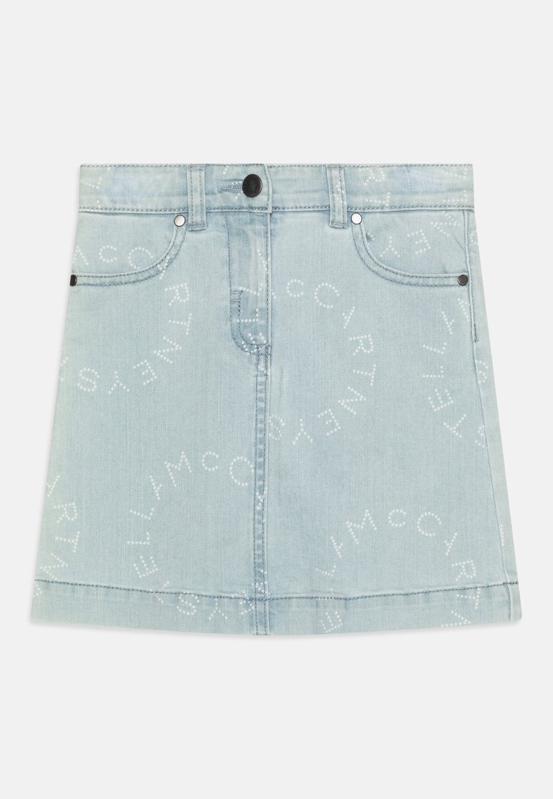 Mini-jupe en denim bleu clair présentant un motif circulaire de logo blanc, des poches avant et un design classique à cinq poches avec des accents en métal.