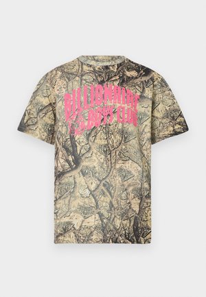 Tricou din bumbac cu un model camuflaj în tonuri pământii, având textul mare roz „Billionaire Boys Club” pe piept.
