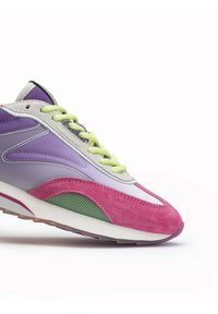 Fioletowe i różowe sneakersy wykonane z zamszu i materiałów syntetycznych, z zielonymi akcentami i jasnoszarymi sznurowadłami, z teksturowaną podeszwą i smukłym designem.