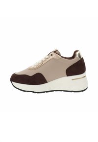 Sneaker beige e marrone con punta in suede testurizzata, pannelli sintetici lisci, accenti dorati e una spessa suola bianca con battistrada nero.
