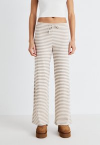 Pieces PCLAYA MW WIDE  - Housut - simply taupe/coconut milk