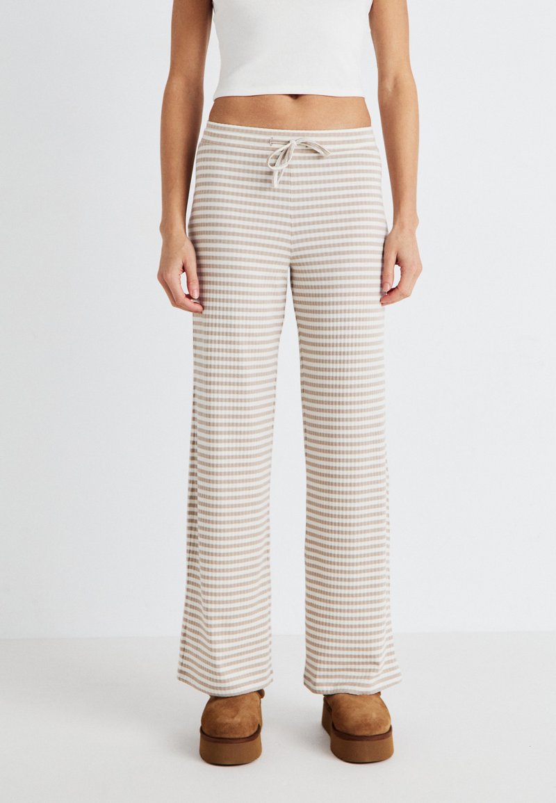 Pieces PCLAYA MW WIDE - Bukse - simply taupe/coconut milk
