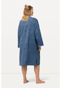 Lång blå badrock med ett vågigt vitt randigt mönster, tillverkad av ett lätt tyg. Badrocken har breda ärmar och sidofickor.