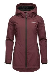 Giacca impermeabile bordeaux con cappuccio, zip frontale e dettagli neri. Presenta due tasche laterali e un logo sul petto. Texture liscia.
