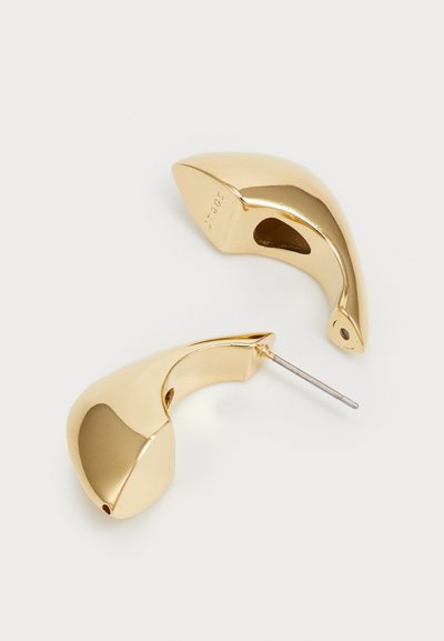 Goldfarbene Metalohrringe mit einem skulpturalen Design, das eine glatte, reflektierende Oberfläche und eine geschwungene Form aufweist, einschließlich eines Pfostens zum Befestigen.