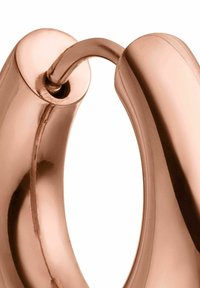 Ohrringe aus ros�égold mit einem glatten, abgerundeten Design. Die polierte Oberfläche reflektiert das Licht und verstärkt das schimmernde Aussehen.