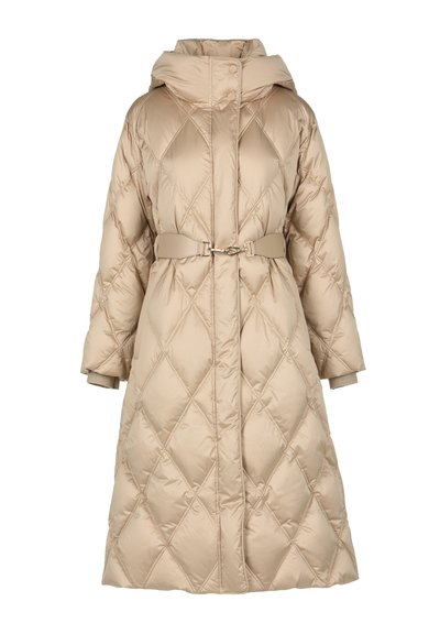 Beige quiltet puffer-jakke med bælte i taljen, høj krave og trykknapper. Har lange ærmer med ribbede manchetter og en mellem-lang snit.
