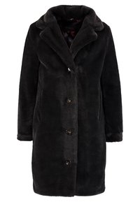 Abrigo de piel sintética negra con cuello de pico, cierre delantero de botones y dos bolsillos laterales; textura suave, diseño de longitud media.