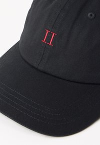 Μαύρο μπέιζμπολ καπέλο με κόκκινο κεντημένο ρωμαϊκό αριθμό II στο μπροστινό πάνελ, εμφανείς ραφές στη γείσο, απλό λευκό φόντο.