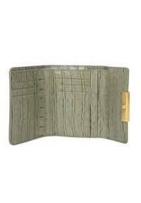 Portefeuille vert gaufré crocodile avec quincaillerie dorée, comportant plusieurs emplacements pour cartes et une finition intérieure lisse.