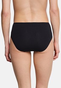 Schwarze Baumwoll-Bikiniunterteile, entworfen mit einer hohen Taille und glatter Textur. Nahtlose Kanten und minimale Abdeckung betonen einen schlichten, klassischen Stil.