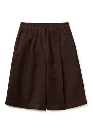 Donkerbruine shorts tot op de knie met voorplooien, zijzakken, riemlussen en een verborgen voorsluiting, afgebeeld op een witte achtergrond.