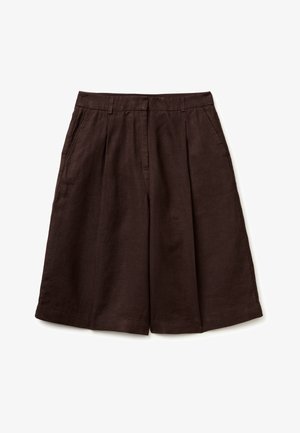 Donkerbruine shorts tot op de knie met voorplooien, zijzakken, riemlussen en een verborgen voorsluiting, afgebeeld op een witte achtergrond.