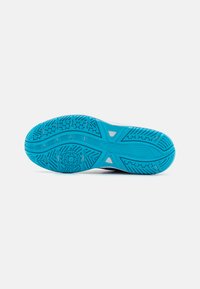 Semelle de chaussure en bleu vif, avec des crans et des motifs texturés pour l'adhérence, offrant une surface non marquante et des éléments de design angulaires.