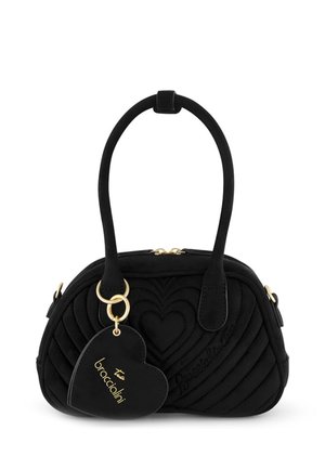 Borsa trapuntata nera con manici doppi e targhetta nera a forma di cuore attaccata con la scritta "Braccialini" in lettere dorate.
