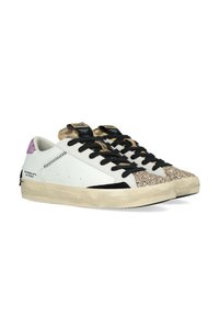Sneakers bianchi con lacci neri, accenti luccicanti in beige e rosa, tomaia testurizzata, dettagli neri a contrasto e suola chunky crema.