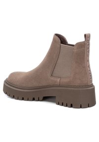 Braune Chelsea-Stiefel aus Wildleder mit elastischen Seitenteilen und dicker Gummisohle. Verfügen über eine Schlaufe auf der Rückseite mit Markenlogo. Strukturierte Oberfläche.
