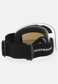 Czarne gogle narciarskie z miękkim, wyściełanym wnętrzem i regulowanym paskiem. Pasek jest ozdobiony białym napisem "SWEDEMOUNT". Soczewka ma gradientowy odcień.