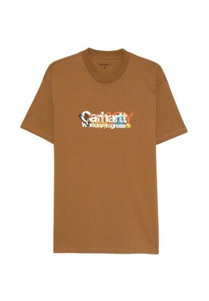 T-shirt marrone a maniche corte con scollo rotondo con grafica di testo distorto multicolore che recita "Carhartt work in progress" sul davanti.