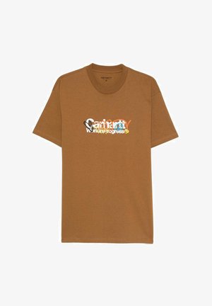 T-shirt marrone a maniche corte con scollo rotondo con grafica di testo distorto multicolore che recita "Carhartt work in progress" sul davanti.