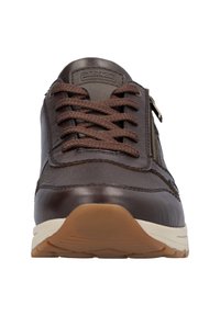 Bruna läder- och syntetiska sneakers med snörning, sidoglidlås, texturerade paneler och en vit och tan gummisula.