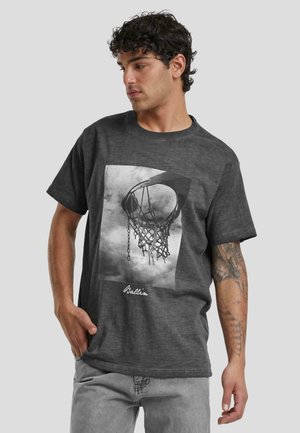 Graues Kurzarm-T-Shirt mit einem Schwarz-Weiß-Grafik eines Basketballkorbs und dem Wort "Ballin" in Weiß auf der Vorderseite.