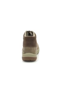 Bruine suède enkellaarsjes met een beige kraag en een lichtbruine rubberen zool. Bevat stikseldetails en een gevoerde enkel voor comfort.