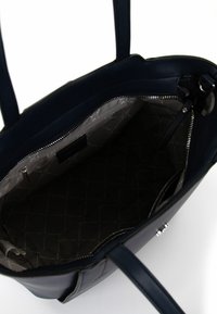 Borsa a tracolla blu navy in pelle liscia, con chiusura a zip e interno in tessuto trapuntato con un motivo e una tasca interna.