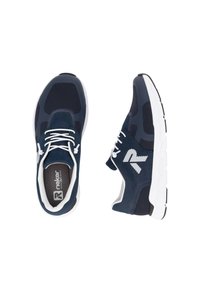 Baskets de sport bleu marine avec une tige en mesh et en daim, lacets blancs, semelle épaisse blanche et détail de logo sur le côté.