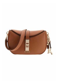 Sac bandoulière en cuir synthétique marron avec une silhouette incurvée, des ferrures dorées, et un porte-clés amovible en accent. Présente un logo sur le devant.