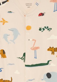 Organiskas kokvilnas bērnu apģērbs ar krāsainiem dzīvnieku un dabas rakstiem, tostarp delfīniem, flamingo, tīģeriem, krokodiliem, kāpuriem, pūcēm, sauli un mākoņiem.