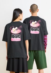 adidas Originals RAMEN TEE UNISEX - Nyomott mintás póló - black