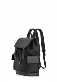 Czarny plecak z materiału, z gładką skórzaną klapą, regulowanymi paskami, boczną kieszenią i górnym zapięciem. Posiada prosty, elegancki design.