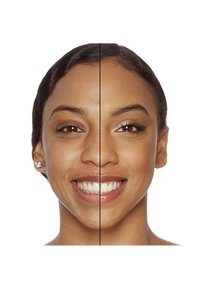 De ene helft van het gezicht toont een natuurlijke huid met minimale make-up; de andere helft heeft een versterkte make-up, die de ogen, lippen en glimlach accentueert.