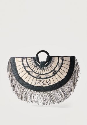 Sort og cremefarvet halvcirkelformet flettet taske med frynsekant og runde sorte håndtag, med et geometrisk mønster.