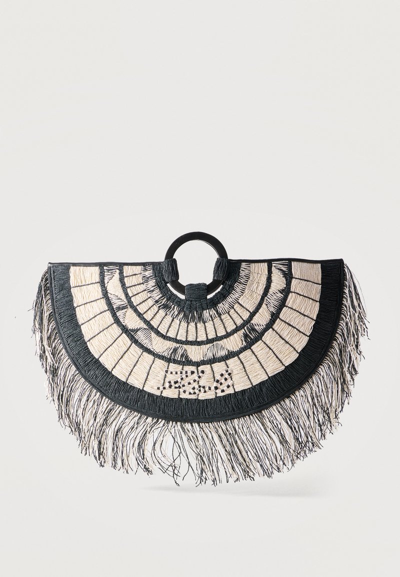 Μαύρη και κρεμ ημικυκλική υφαντή τσάντα χειρός με διακόσμηση από φούντες και στρογγυλές μαύρες λαβές, διακοσμημένη με γεωμετρικό μοτίβο.