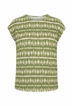 Zielono-biała bluzka z krótkim rękawem z geometrycznym wzorem tie-dye i okrągłym dekoltem, przedstawiona na białym tle.