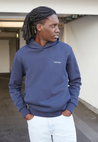 Calvin Klein MICRO LOGO REPREVE HOODIE - Camisola - calvin navy