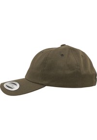 Olivegrøn baseballcap lavet af slidstærkt stof, med en buet skygge, seks ventilationshuller og et klistermærke på skyggen.