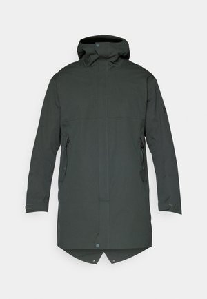 Jachetă impermeabilă de culoare verde închis, cu guler înalt, glugă ajustabilă, buzunare laterale și o parte din spate ușor mai lungă. Textură netedă și design minimalist.